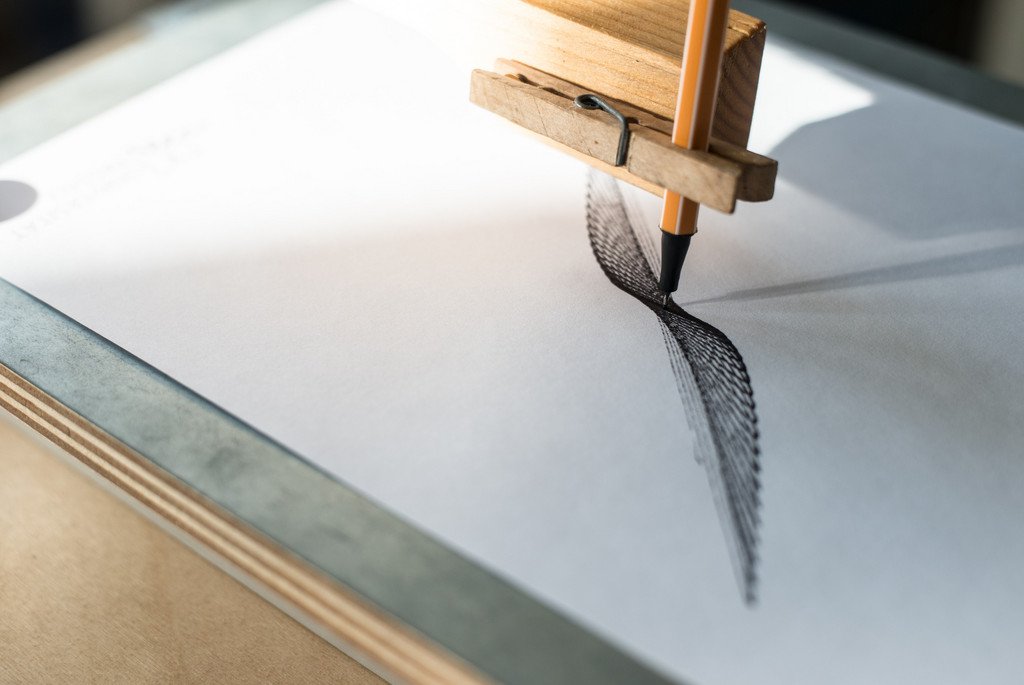 Maschine zeichnet langsam abklingende Lissajous-Kurve