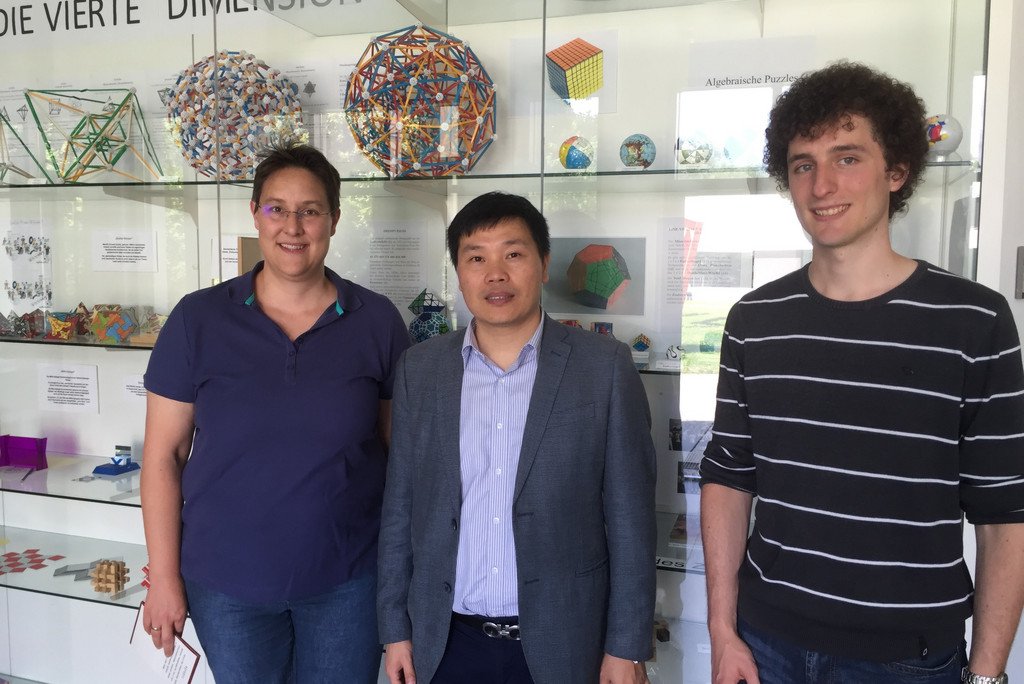 Von links nach rechts: Brigitte Forster, Hu Yijun und Thomas Fink