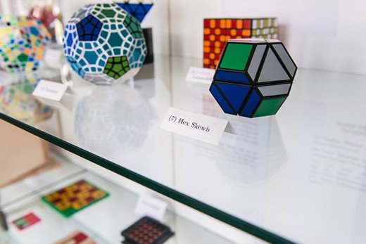 Blick in die Vitrinen des Passauer Mathe-Museums